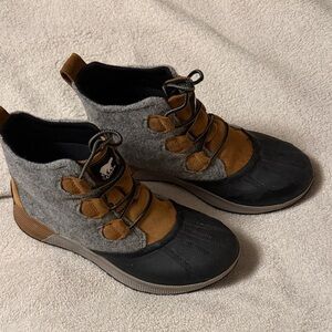 Women’s 11 Sorel Tan and Gray Boots with Black Details